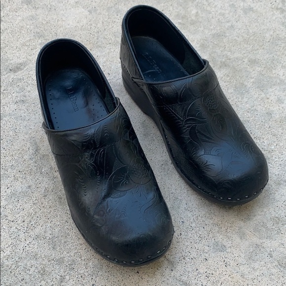 L.L.Bean Floral Embossed Black Clogs Size 7.5 - Picture 1 of 9